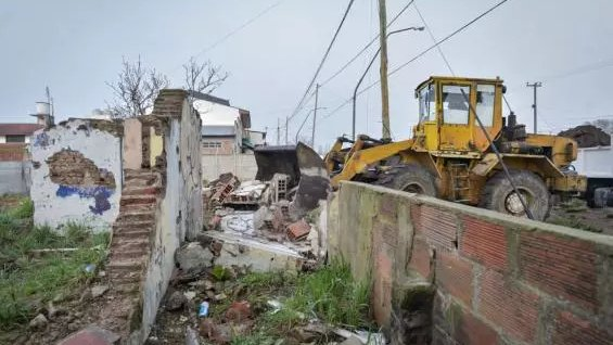 #Ciudad | El Municipio demolió una vivienda abandonada que presentaba riesgo de derrumbe