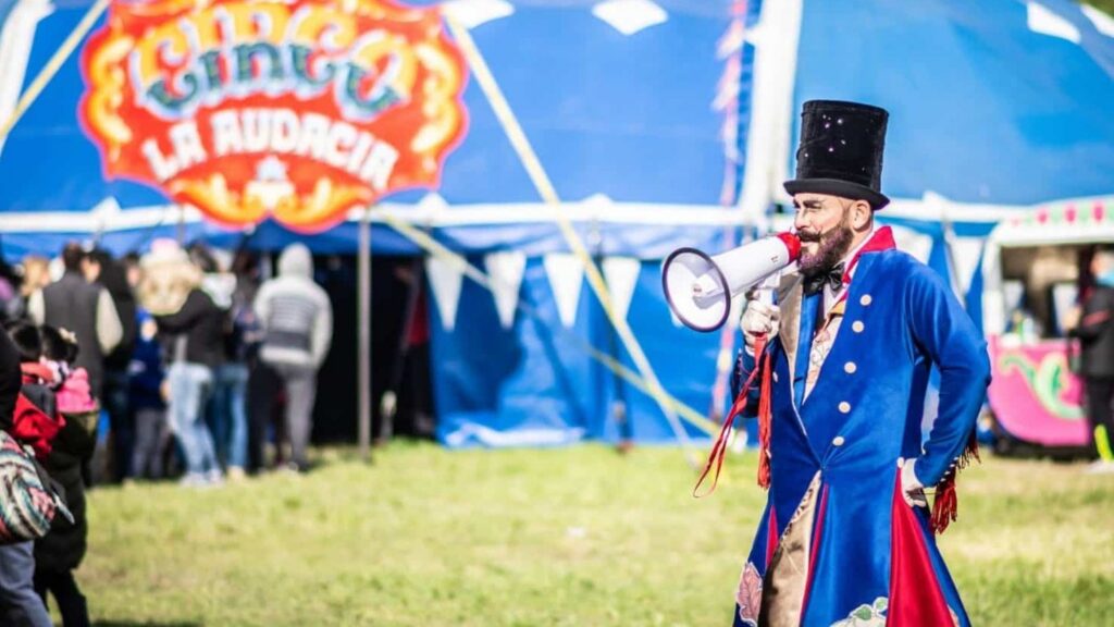 El Circo La Audacia vuelve con su carpa azul frente al Museo MAR
