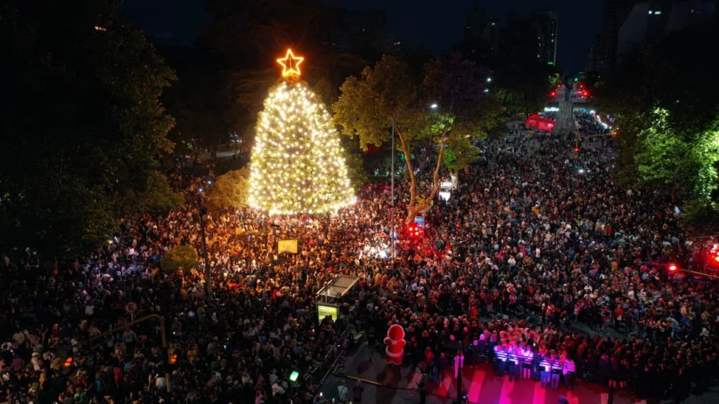 Encendido árbol navideño. Foto de @dronmardelplata