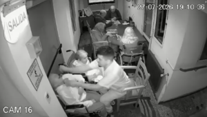 Golpeó a una abuela, la obligó a comer y le repetía «Morite»: quedó imputado