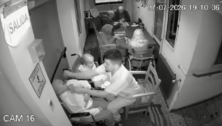 Golpeó a una abuela, la obligó a comer y le repetía «Morite»: quedó imputado