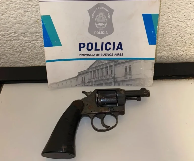 Tiene 15 años, huyó en moto, descartó un revólver y fue detenido