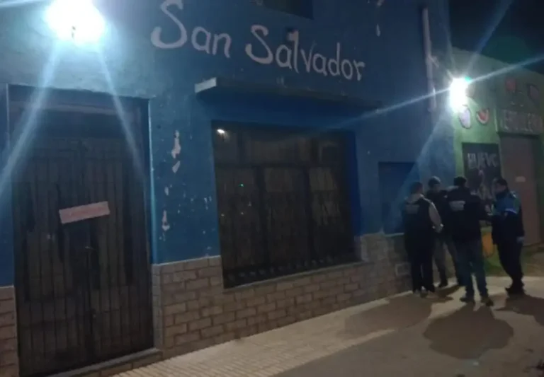 Mataron a una perra callejera: investigan un restaurante y una verdulería
