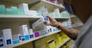 ANMAT autorizó la venta libre de diez medicamentos: cuáles son y qué cambia