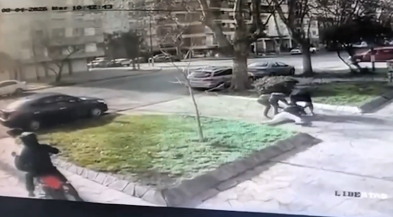 Cuatro motochorros atacaron a un hombre en La Perla y le robaron dólares