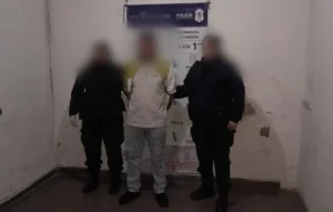Le pegó con una baldosa en la cabeza y terminó aprehendido