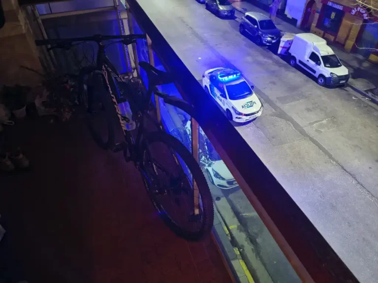 Treparon a un balcón para robar una bicicleta y terminaron detenidos