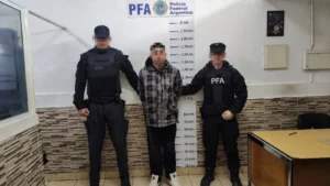Vendía droga desde su casa mientras cumplía arresto por homicidio