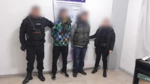 Iban alcoholizados en moto, intentaron escapar y terminaron aprehendidos