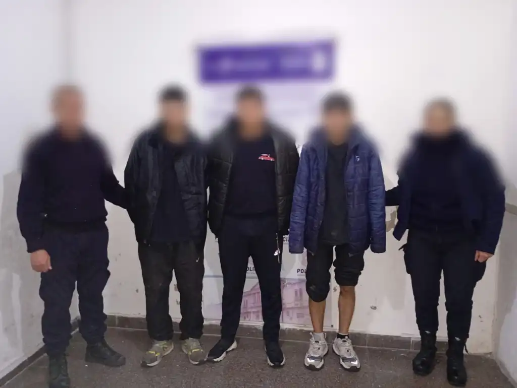 Robaron una barbería y cayeron tras ocultarse en una casa abandonada