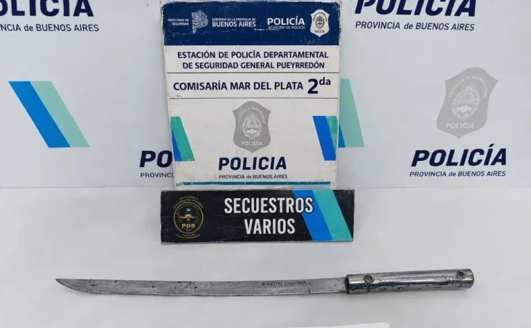 Golpeó los vidrios de una estación de servicio y terminó detenido con una espada