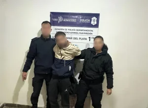 Rompió a martillazos la ventanilla de un auto y lo retuvieron vecinos