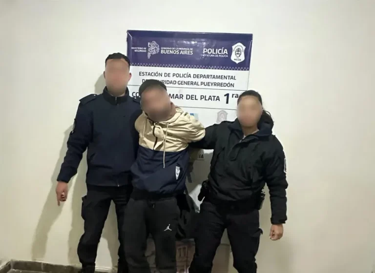 Rompió a martillazos la ventanilla de un auto y lo retuvieron vecinos