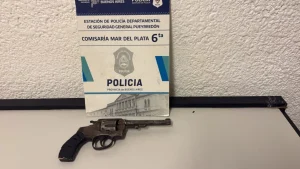 Un adolescente golpeó a otro y gatilló tres veces con un revólver