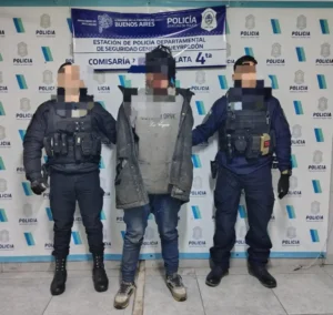 Destrozó dos autos con cestos de basura y los vecinos lo redujeron