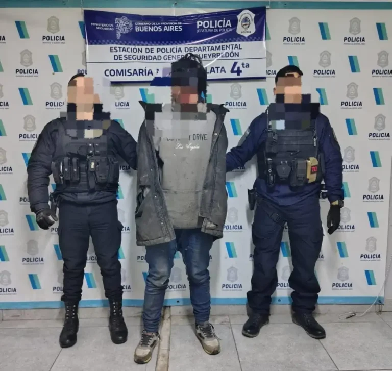 Destrozó dos autos con cestos de basura y los vecinos lo redujeron