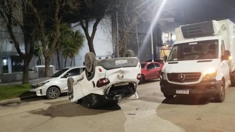 Chocó contra un auto, volcó y descubrieron que estaba alcoholizada