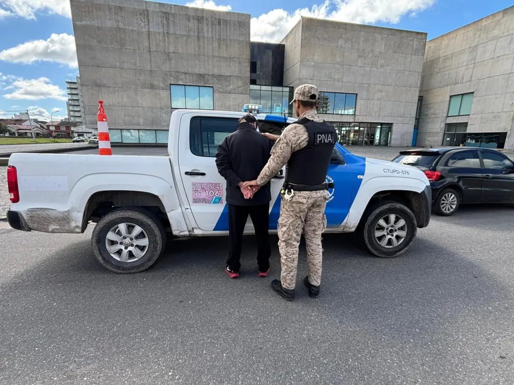 Tres detenidos y una camioneta recuperada tras distintos operativos de Prefectura