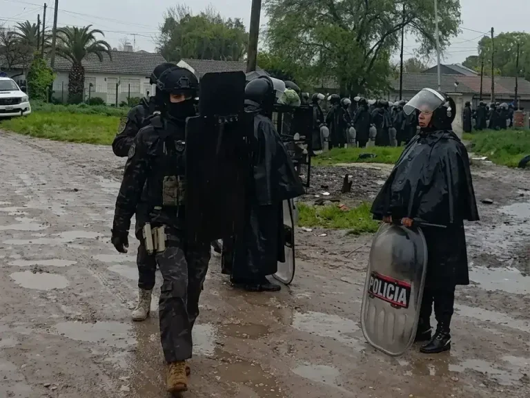 Megaoperativo en Etchepare: 13 aprehendidos, armas, drogas y una granada