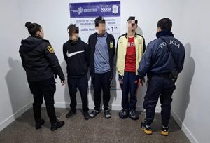 Un menor y tres jóvenes atacaron a dos hombres en la peatonal