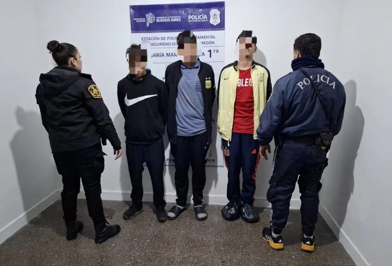 Un menor y tres jóvenes atacaron a dos hombres en la peatonal
