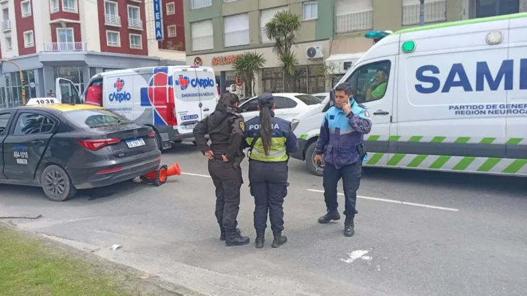Quedó enganchado a una soga al subir a un taxi y casi pierde una pierna