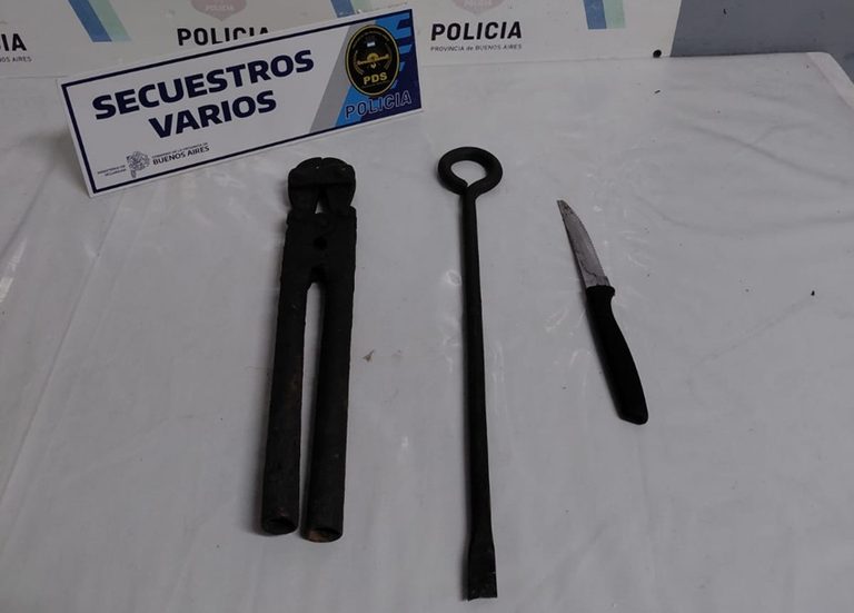 Un vecino lo descubrió colgado de un cable y alertó a la Policía