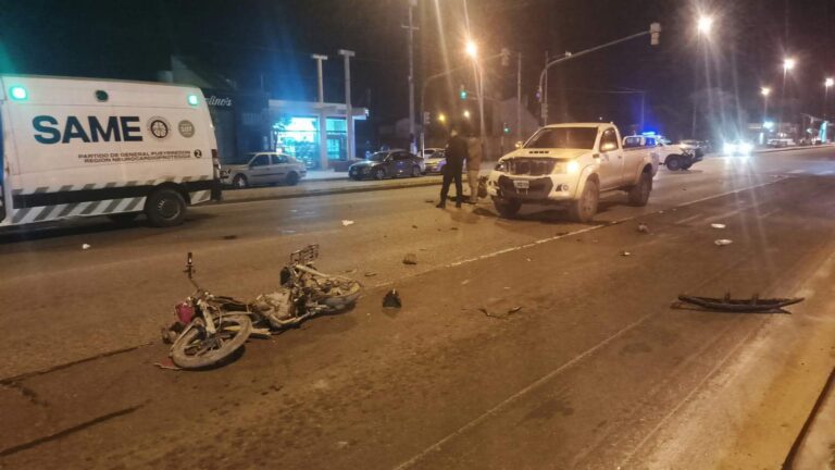 Fuerte choque entre una moto y una camioneta: un adolescente herido
